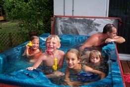 Ashley, Cameron, Heather and Julia hot tubbing with Mike